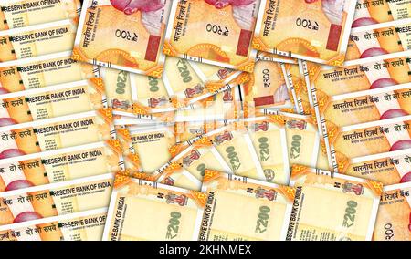 Banconote di rupia indiana in un modello a mosaico a ventaglio di contanti. India Rupee 200 INR note. Concetto astratto di banca, finanza, economia decorativo design backgroun Foto Stock