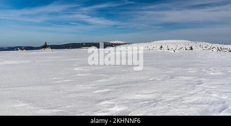 Vysoka buca e Praded da Jeleni hrbet collina in inverno Jeseniky montagne nella repubblica Ceca Foto Stock