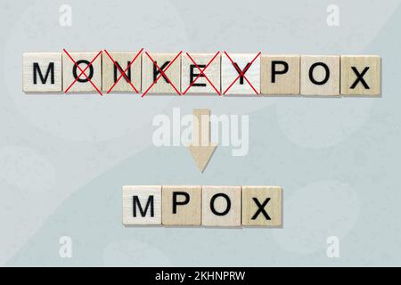 Rinominare il monkeypox della malattia in MPOX. Le lettere sono barrate con una croce rossa. Il virus del vaiolo viene presentato con cubetti di legno. Foto Stock