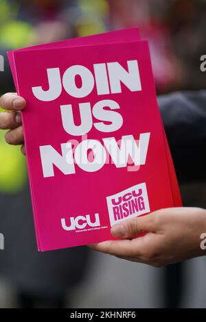 Università di Cardiff, Galles, Regno Unito. 24th Nov 2022. Personale dell'Università e dell'Unione del Collegio (UCU) che partecipa allo sciopero dell'UCU all'Università di Cardiff sulla linea picket, 24th novembre 2022, credit Penallta Photographics/Alamy Live Credit: Penallta Photographics/Alamy Live News Foto Stock