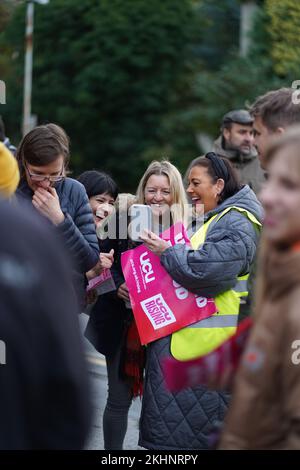 Università di Cardiff, Galles, Regno Unito. 24th Nov 2022. Personale dell'Università e dell'Unione del Collegio (UCU) che partecipa allo sciopero dell'UCU all'Università di Cardiff sulla linea picket, 24th novembre 2022, credit Penallta Photographics/Alamy Live Credit: Penallta Photographics/Alamy Live News Foto Stock