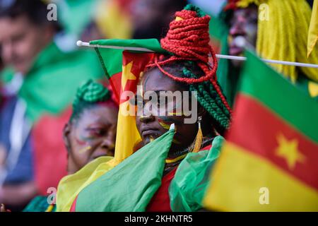 Al Wakrah, Qatar. 24th Nov 2022. AL WAKRAH, QATAR - 24 NOVEMBRE: Tifosi e sostenitori del Camerun prima del Gruppo G - Coppa del mondo FIFA Qatar 2022 partita tra la Svizzera e il Camerun allo Stadio al Janoub il 24 novembre 2022 a al Wakrah, Qatar (Foto di Pablo Morano/BSR Agency) Credit: BSR Agency/Alamy Live News Foto Stock