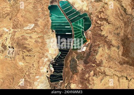 Immagine satellitare ad alta risoluzione del Mar Morto tra Israele e Giordania - contiene dati Copernicus Sentinel modificati (2022) Foto Stock