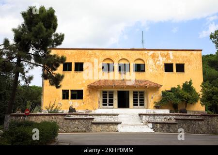 Posto perduto a Eleousa. Villaggio sull'isola greca di Rodi. Villa abbandonata gialla. Rodi, Grecia. Foto Stock