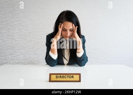 La giovane direttrice caucasica si sente stressata sul posto di lavoro, ha problemi a lavorare alla scrivania vuota. Lavoratore etnico frustrato ansioso di società Foto Stock