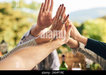 Mani insieme, cinque e sostegno di famiglia, amici o persone in preghiera, motivazione e unità in un giardino estivo. Uomini e donne all'aperto Foto Stock