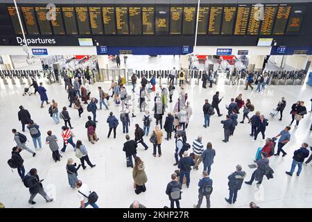 Foto del file datata 29/09/22 dei passeggeri alla Waterloo Station di Londra, che ha riacquistato il suo status di stazione ferroviaria più utilizzata in Gran Bretagna. L'Ufficio della ferrovia e della strada ha detto che la stazione è stata utilizzata da un numero stimato di 41,4 milioni di passeggeri nei 12 mesi fino alla fine di marzo. Data di emissione: Giovedì 24 novembre 2022. Foto Stock