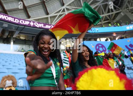 Al Wakrah, Qatar. 24th Nov 2022. I fan reagiscono prima della partita di gruppo G tra Svizzera e Camerun alla Coppa del mondo FIFA 2022 allo stadio al Janoub di al Wakrah, Qatar, 24 novembre 2022. Credit: Jia Haocheng/Xinhua/Alamy Live News Foto Stock