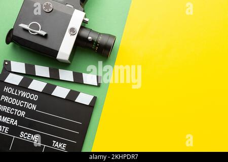 retro fotocamera clapperboard su uno sfondo colorato. un clapperboard su uno sfondo colorato. Foto di alta qualità Foto Stock