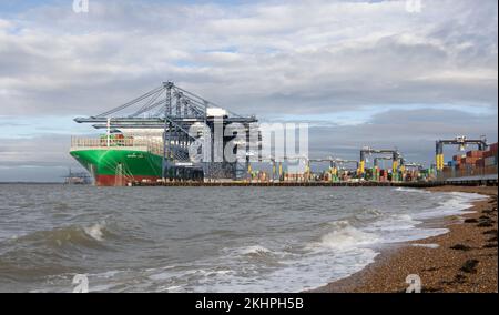 Felixstowe regno unito 22, novembre 2022 nave container nel porto industriale in import export business globale logistica e trasporti in tutto il mondo, Foto Stock