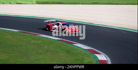 Ferrari 488 supercar GT3 azione racing in pista turn impegnativo spazio copia. Vallelunga, Italia, 17-18 2022 settembre, weekend Racing Foto Stock