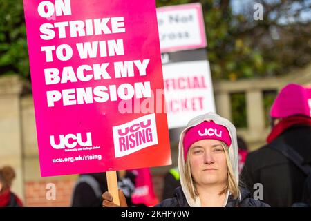 Birmingham, Regno Unito. 24th Nov 2022. Il personale dell'Università di Birmingham si unisce ad altri 70.000 membri dell'Università e dell'Unione del Collegio (UCU) in una panoramica nazionale su retribuzione, condizioni e pensioni. "La nostra carne bovina è all'università e non necessariamente al governo. L'Università di Birmingham ha molti soldi, ma non è disposta a colmare il divario retributivo tra il personale più basso e quello più alto". un portavoce ha commentato. L'azione di sciopero potrebbe avere un impatto su 2,5m studenti a livello nazionale. Credit: Peter Lopeman/Alamy Live News Foto Stock