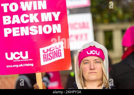 Birmingham, Regno Unito. 24th Nov 2022. Il personale dell'Università di Birmingham si unisce ad altri 70.000 membri dell'Università e dell'Unione del Collegio (UCU) in una panoramica nazionale su retribuzione, condizioni e pensioni. "La nostra carne bovina è all'università e non necessariamente al governo. L'Università di Birmingham ha molti soldi, ma non è disposta a colmare il divario retributivo tra il personale più basso e quello più alto". un portavoce ha commentato. L'azione di sciopero potrebbe avere un impatto su 2,5m studenti a livello nazionale. Credit: Peter Lopeman/Alamy Live News Foto Stock