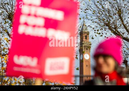 Birmingham, Regno Unito. 24th Nov 2022. Il personale dell'Università di Birmingham si unisce ad altri 70.000 membri dell'Università e dell'Unione del Collegio (UCU) in una panoramica nazionale su retribuzione, condizioni e pensioni. "La nostra carne bovina è all'università e non necessariamente al governo. L'Università di Birmingham ha molti soldi, ma non è disposta a colmare il divario retributivo tra il personale più basso e quello più alto". un portavoce ha commentato. L'azione di sciopero potrebbe avere un impatto su 2,5m studenti a livello nazionale. Credit: Peter Lopeman/Alamy Live News Foto Stock