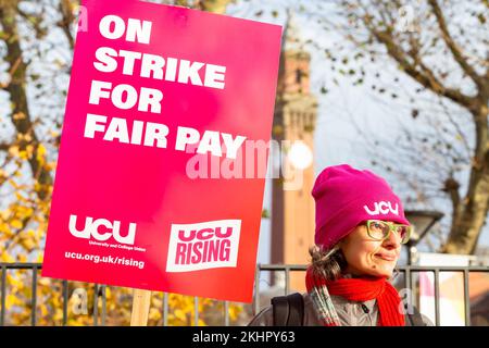 Birmingham, Regno Unito. 24th Nov 2022. Il personale dell'Università di Birmingham si unisce ad altri 70.000 membri dell'Università e dell'Unione del Collegio (UCU) in una panoramica nazionale su retribuzione, condizioni e pensioni. "La nostra carne bovina è all'università e non necessariamente al governo. L'Università di Birmingham ha molti soldi, ma non è disposta a colmare il divario retributivo tra il personale più basso e quello più alto". un portavoce ha commentato. L'azione di sciopero potrebbe avere un impatto su 2,5m studenti a livello nazionale. Credit: Peter Lopeman/Alamy Live News Foto Stock