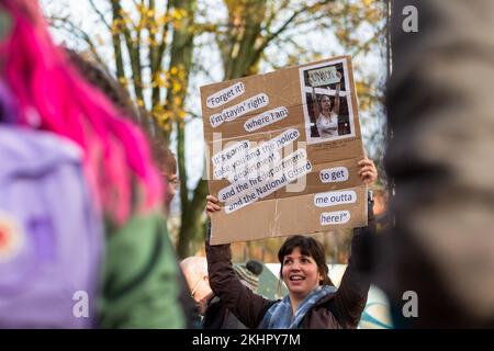 Birmingham, Regno Unito. 24th Nov 2022. Il personale dell'Università di Birmingham si unisce ad altri 70.000 membri dell'Università e dell'Unione del Collegio (UCU) in una panoramica nazionale su retribuzione, condizioni e pensioni. "La nostra carne bovina è all'università e non necessariamente al governo. L'Università di Birmingham ha molti soldi, ma non è disposta a colmare il divario retributivo tra il personale più basso e quello più alto". un portavoce ha commentato. L'azione di sciopero potrebbe avere un impatto su 2,5m studenti a livello nazionale. Credit: Peter Lopeman/Alamy Live News Foto Stock