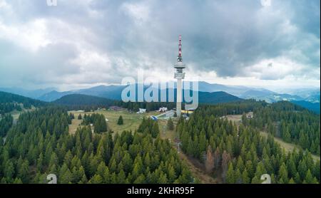 Snezhanka torre nella valle dei monti Rhodope e foreste contro le nuvole. Panorama, vista dall'alto Foto Stock