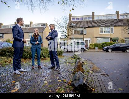 UTRECHT - Re Willem-Alexander e Ministro Hugo de Jonge di Housing and Spatial Planning Visita una casa modello senza gas naturale con una fornitura di calore completamente elettrica nel quartiere di Utrecht di Overvecht. La visita di lavoro è stata organizzata intorno all'approccio di vicinato senza gas. ANP ROBIN VAN LONKHUIJSEN olanda fuori - belgio fuori Foto Stock