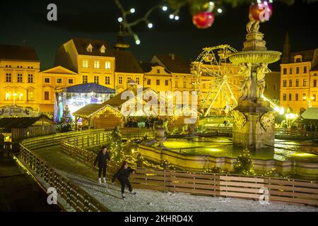 Ceske Budejovice, Repubblica Ceca. 01st Dec, 2021. La gente gode di pattinaggio su ghiaccio alla pista di pattinaggio su ghiaccio durante l'avvento (Natale) mercato a Premysl Otakar II Piazza Ceske Budejovice, Repubblica Ceca, 23 novembre 2022. Foto Stock