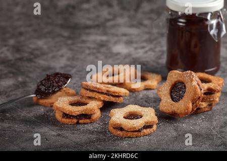 Biscotti natalizi Linzer. I biscotti sono fatti con crosta e confettura di prugne come riempimento. Dolci fatti in casa. Spazio di copia Foto Stock