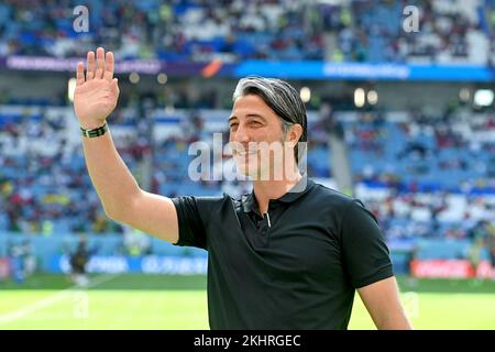 Al Wakra, Qatar. 24th novembre 2022, allenatore Murat YAKIN (sui), saluta i tifosi svizzeri, tifosi di calcio. Immagine singola, motivo singolo tagliato, mezza figura, mezza figura. Svizzera (sui) - Camerun (CMR) Group Stage G su 24.11.2022, Stadio al Janoub. Coppa del mondo di Calcio 2022 in Qatar dal 20,11. - Dalle 18.12.2022 alle Credit: dpa Picture Alliance/Alamy Live News Foto Stock