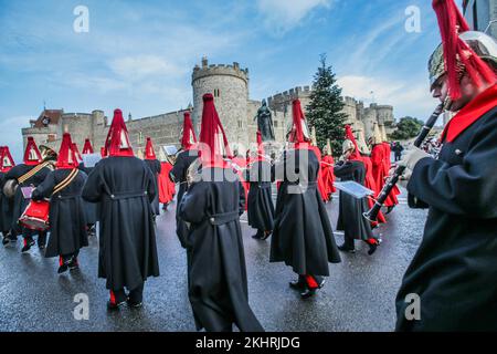 Windsor, Berkshire, Regno Unito 24 novembre 2022 pochi turisti si sono divertiti a cambiare le guardie con il Castello di Windsor sullo sfondo Paul Quezada-Neiman/Alamy Live News Foto Stock