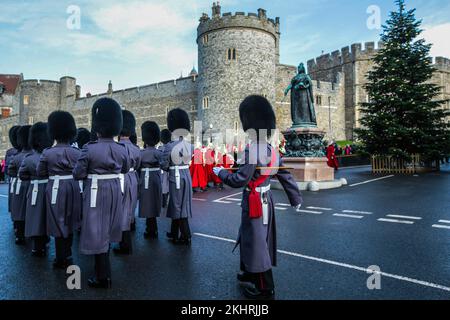 Windsor, Berkshire, Regno Unito 24 novembre 2022 pochi turisti si sono divertiti a cambiare le guardie con il Castello di Windsor sullo sfondo Paul Quezada-Neiman/Alamy Live News Foto Stock