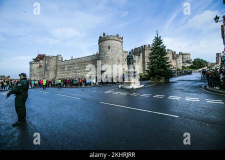 Windsor, Berkshire, Regno Unito 24 novembre 2022 pochi turisti si sono divertiti a cambiare le guardie con il Castello di Windsor sullo sfondo Paul Quezada-Neiman/Alamy Live News Foto Stock