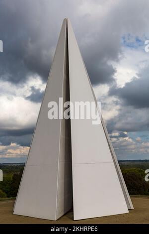 Piramide leggera a Campbell Park a Milton Keynes, Buckinghamshire, Regno Unito nel mese di settembre con cielo nuvoloso e scuro Foto Stock