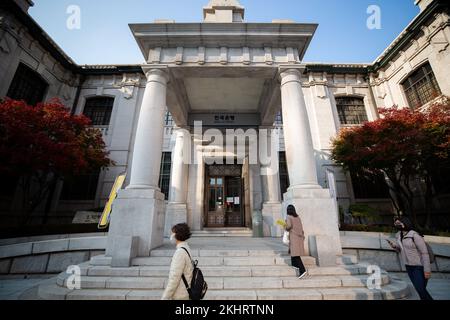Seul, Corea del Sud. 24th Nov 2022. I pedoni sono visti di fronte alla Banca di Corea (BOK) a Seoul, Corea del Sud, il 24 novembre 2022. Giovedì la banca centrale della Corea del Sud ha aumentato il tasso di riferimento per contenere l'inflazione, ottenendo per la prima volta sei aumenti dei tassi di cambio marcia. Credit: Wang Yiliang/Xinhua/Alamy Live News Foto Stock