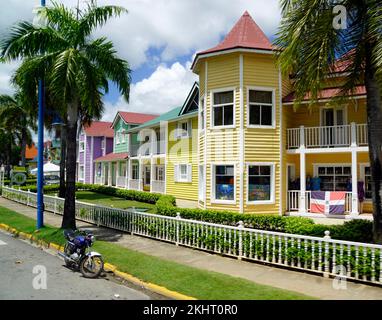 case colorate in legno di samana nella repubblica dominicana Foto Stock