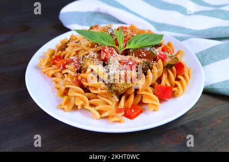 Deliziosa pasta al Fusilli appena cucinata in salsa di pomodoro sul tavolo da cucina Foto Stock