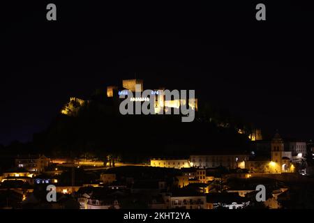 Vista notturna del castello di Leiria (Castelo de Leiria), un castello medievale che si affaccia sulla città Leiria, nella regione di centro del Portogallo Foto Stock