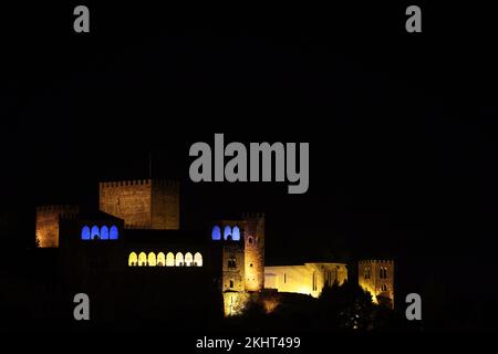 Vista notturna del castello di Leiria (Castelo de Leiria), un castello medievale che si affaccia sulla città Leiria, nella regione di centro del Portogallo Foto Stock