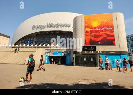 Orange Velodrome,stadio,di,OM,Olympique de Marseille, calcio,squadra,con,risviluppato,ondulato,tetto,stadio,ON,Boulevard Michelet,Marsiglia,comune in, Bouches-du-Rhône, la seconda città più grande della Francia,Marsiglia, è la prefettura dei francesi, dipartimento di, Bouches-du-Rhône, e, capitale, Della regione Provenza-Alpi-Côte Azzurra. Sud della Francia,Francia,francese,seconda città più grande in Francia,agosto,estate,Europa,europea, Foto Stock