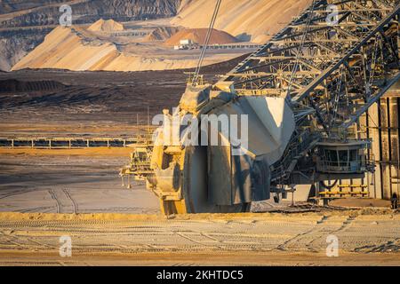 Escavatore gommati a benna al lavoro nella miniera tedesca di lignite di superficie Foto Stock