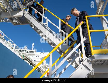 Krk, Croazia. 24th Nov 2022. Il primo ministro bavarese Markus Söder (l-r, CSU) e Andrej Plenkovi·, primo ministro croato, visitano un terminal GNL sull'isola di Krk, in Croazia. Credit: Peter Kneffel/dpa/Alamy Live News Foto Stock