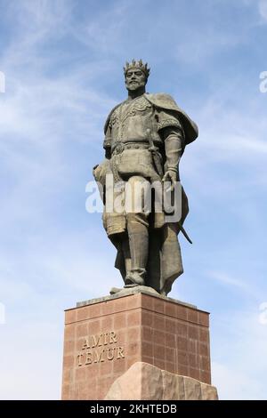 Statua di Amir Temur (1336-1405), complesso di AK Saray (Palazzo Bianco), Via Ipak Yuli, Shakhrisabz, Provincia di Qashqadaryo, Uzbekistan, Asia centrale Foto Stock