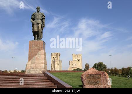 Statua di Amir Temur (1336-1405), complesso di AK Saray (Palazzo Bianco), Via Ipak Yuli, Shakhrisabz, Provincia di Qashqadaryo, Uzbekistan, Asia centrale Foto Stock