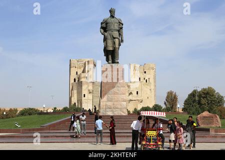 Statua di Amir Temur (1336-1405), complesso di AK Saray (Palazzo Bianco), Via Ipak Yuli, Shakhrisabz, Provincia di Qashqadaryo, Uzbekistan, Asia centrale Foto Stock