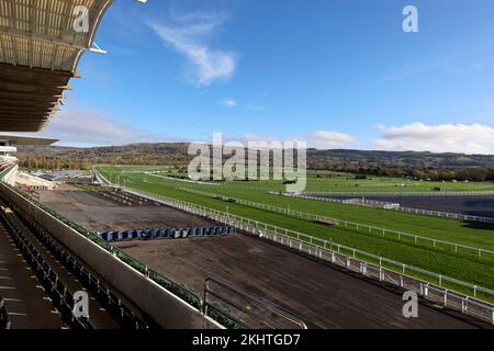 Vista sull'ippodromo di Cheltenham, dallo stand principale, non dal giorno della corsa, guardando verso Cleeve Hill, Gloucestershire, Inghilterra. 16 novembre 2022 immagine Foto Stock