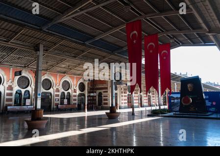Istanbul, Turchia 10th novembre 2022 all'interno dell'edificio delle Ferrovie turche la stazione ferroviaria di Sirkeci, un tempo il capolinea dell'Orient Express, Istanbul, Turchia. Foto Stock