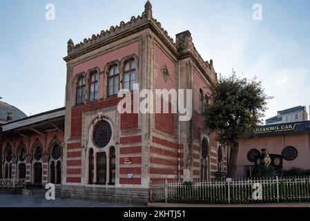 Istanbul, Turchia 10th novembre 2022 l'architettura storica delle ferrovie turche costruiscono la stazione ferroviaria di Sirkeci, un tempo il capolinea dell'ex Oriente Foto Stock
