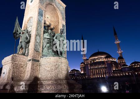 Istanbul, Turchia 10th novembre 2022 Monumento alla Repubblica Turca o Statua Ataturk e la Moschea Taksim di recente costruzione di fronte al Parco Gezi vicino a Istik Foto Stock