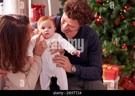 Vacanze in famiglia, per bambini e per Natale, vacanze e feste a casa. Genitori, amore e bambino insieme, felice e Natale celebrazione nella vita Foto Stock