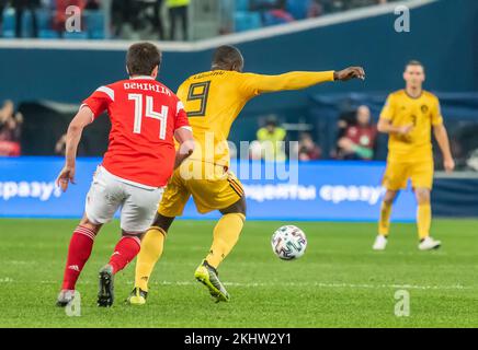 San Pietroburgo, Russia – 16 novembre 2019. Belgio attaccante nazionale della squadra di calcio Romelu Lukaku contro il difensore russo Georgi Dzhikiya durante l'UEFA Foto Stock