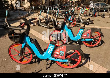 Dott.,Lime,azienda,scooter elettrici,scooter,scooter,bici,biciclette,parcheggiato,su,strada,per,affitto,noleggio,alla,base,di,piedi,vicino,Basilique Notre-Dame de la Garde,Marsiglia,comune in, Bouches-du-Rhône, la seconda città più grande della Francia,Marsiglia, è la prefettura della capitale francese, del dipartimento, del Rhône, del dipartimento, del francese, del dipartimento, del francese, del dipartimento, del francese, del francese, del francese, del francese, del francese, del francese, del francese, del dipartimento, del francese, del francese, del Della regione Provenza-Alpi-Côte Azzurra. Sud della Francia,Francia,francese,seconda città più grande in Francia,agosto,estate,Europa,europea, Foto Stock