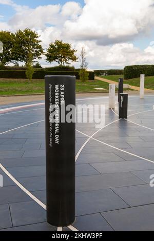 28 aprile pilastro del Memorial Day dei lavoratori al Milton Keynes Rose a Campbell Park a Milton Keynes, Buckinghamshire, Regno Unito nel mese di settembre Foto Stock