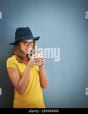 Caffè, moda e mockup con modella donna in studio su uno sfondo grigio pensando al posizionamento del prodotto. Marketing, mock up e stile con un edgy Foto Stock