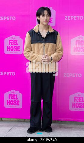 24 novembre 2022 – Seoul, Corea del Sud : Thailand VOCAL Bam Bam, membro del gruppo K-Pop Boys GOT7, partecipa a una fotocall per il lancio del Pop-up Store UggXZepeto Feel House a Seoul, Corea del Sud, il 24 novembre 2022. (Foto di: Lee Young-ho/Sipa USA) Foto Stock